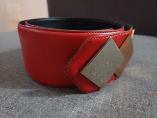 Cinturón rojo con detalles dorados