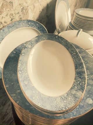 Vajilla de porcelana azul y blanca