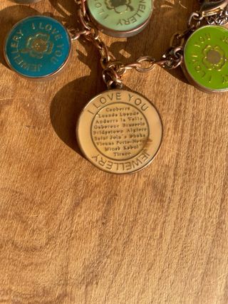 Bracciale con ciondoli metallici