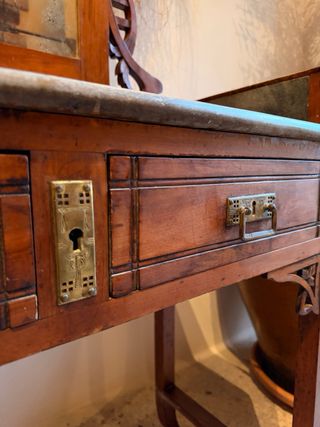 Tocador antiguo madera con espejo y piedra