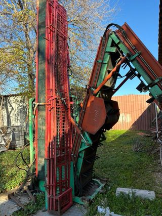 Maquinaria industrial roja y verde