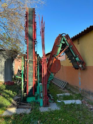 Maquinaria industrial roja y verde
