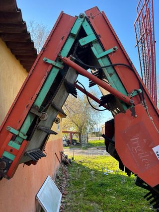 Maquinaria industrial roja y verde