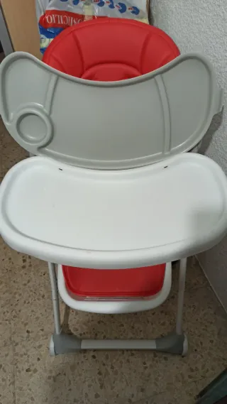 Trona de bebé roja y gris