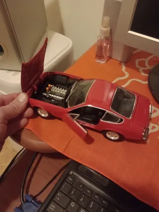 Ferrari 365 GTB/4 modello auto rossa scala 1/18