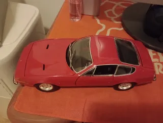 Ferrari 365 GTB/4 modello auto rossa scala 1/18