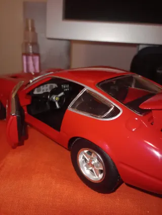 Ferrari 365 GTB/4 modello auto rossa scala 1/18
