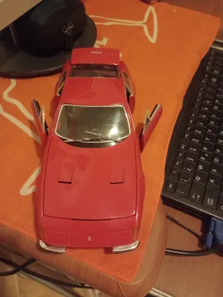Ferrari 365 GTB/4 modello auto rossa scala 1/18