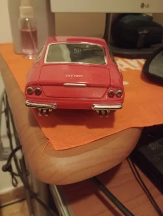 Ferrari 365 GTB/4 modello auto rossa scala 1/18