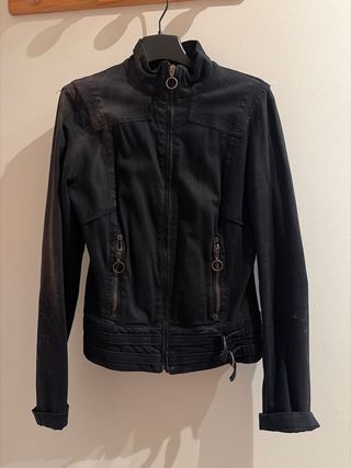 Cazadora negra con cremallera