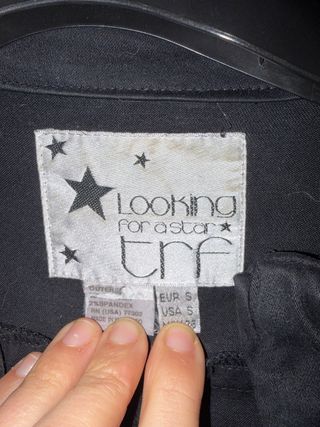 Cazadora negra con cremallera