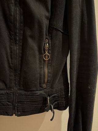 Cazadora negra con cremallera