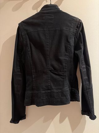 Cazadora negra con cremallera