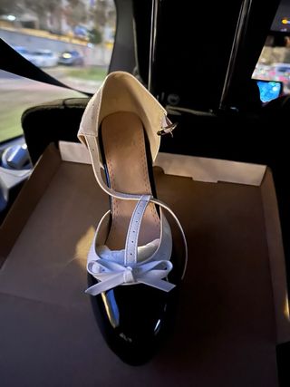 Zapatos de tacón negros y blancos