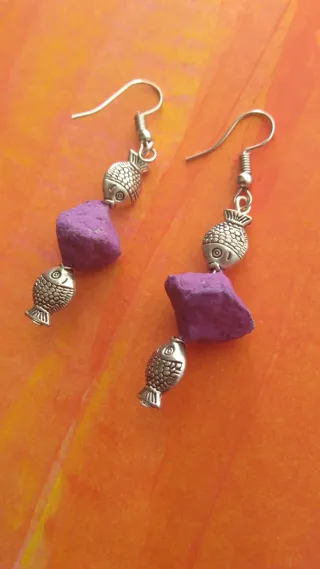 Pendientes morados con peces plateados