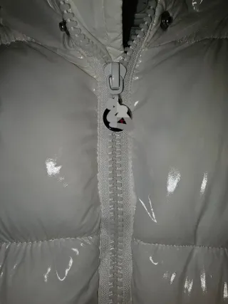 Giubbotto bianco lucido con cappuccio