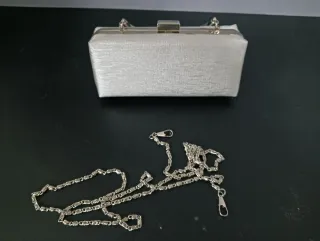 Bolso de fiesta plateado con cadena