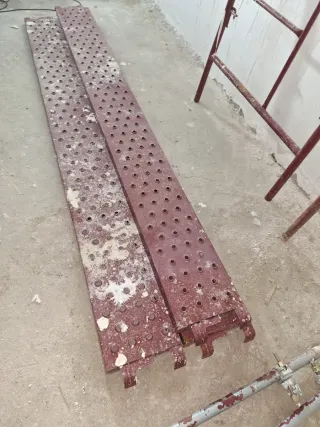 Andamio modular con 3 plataformas