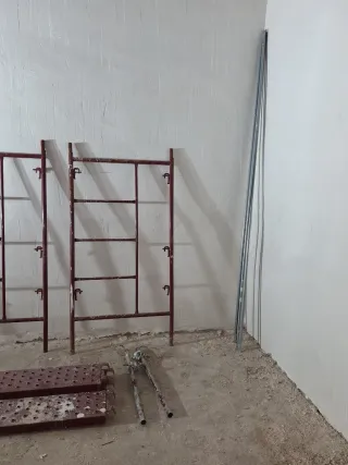 Andamio modular con 3 plataformas