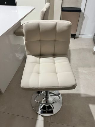 Taburetes de cocina beige y plateados