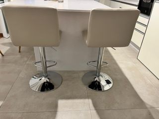 Taburetes de cocina beige y plateados