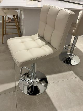 Taburetes de cocina beige y plateados