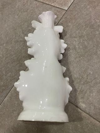 Portavelas de cerámica con figura