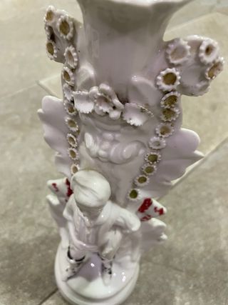 Portavelas de cerámica con figura