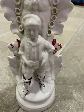 Portavelas de cerámica con figura