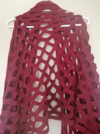 Bufanda granate con flecos y pompones