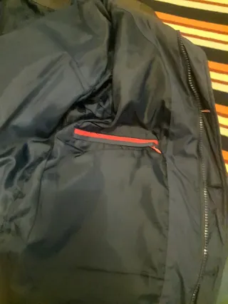 Cazadora Studio Classics Azul con plumas.