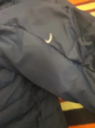 Cazadora Studio Classics Azul con plumas.