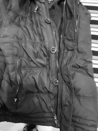 Cazadora Studio Classics Azul con plumas.