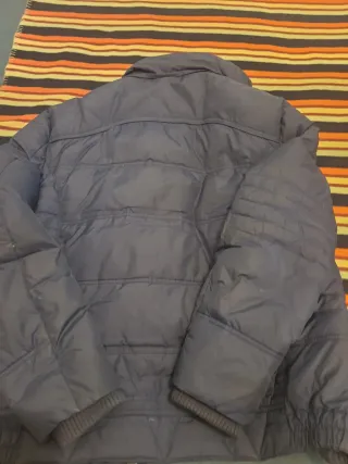 Cazadora Studio Classics Azul con plumas.