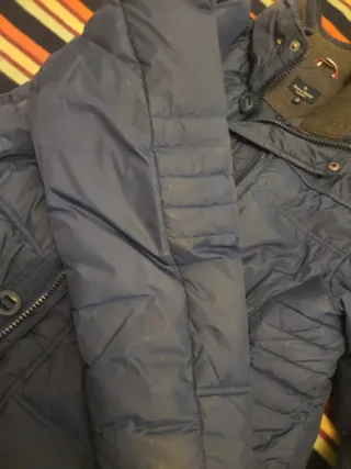 Cazadora Studio Classics Azul con plumas.