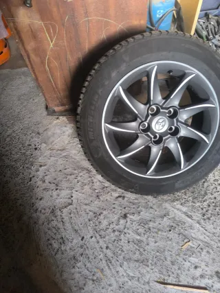 Llanta Toyota Original con Neumático Michelin