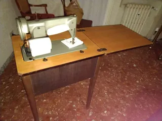 Macchina da cucire Singer anni '60