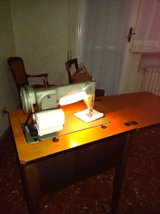 Macchina da cucire Singer anni '60