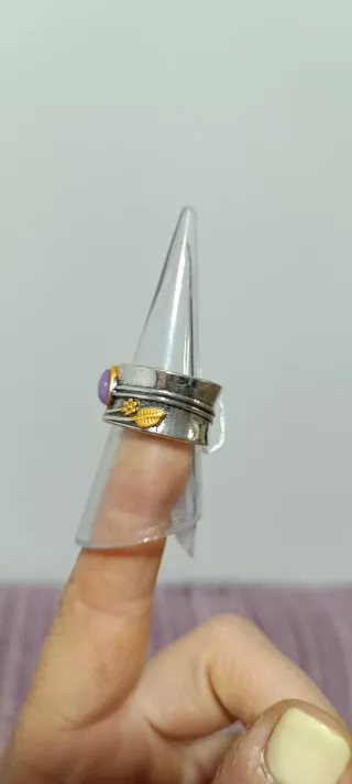 Anillo con Piedra Morada y Detalles Dorados