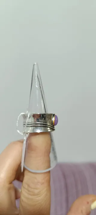 Anillo con Piedra Morada y Detalles Dorados