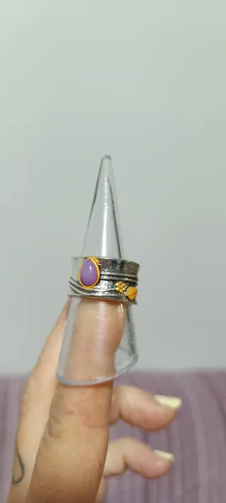 Anillo con Piedra Morada y Detalles Dorados