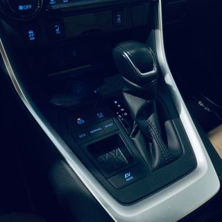 TOYOTA Rav4 2.5l 220H Luxury