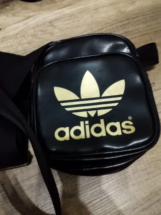 Bolso Adidas Negro y Dorado