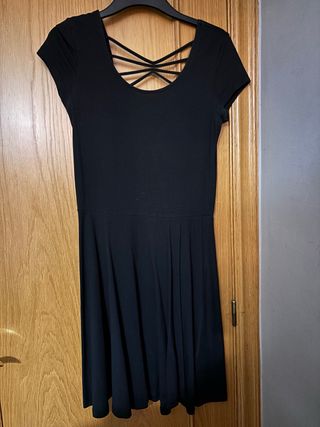 Vestido negro corto con tiras cruzadas