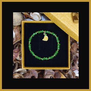 Pulsera cristal verde con charm plátanos dorados