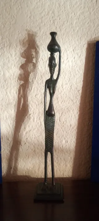 Figura de bronce mujer