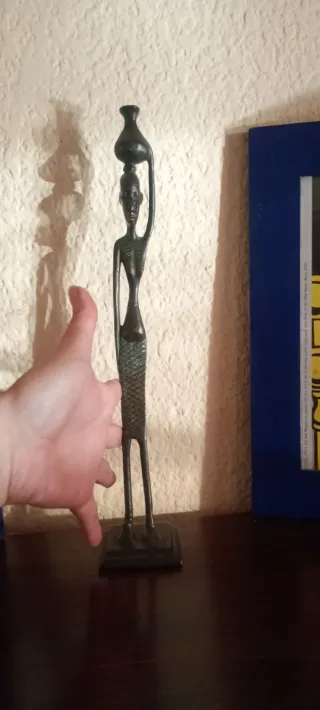 Figura de bronce mujer