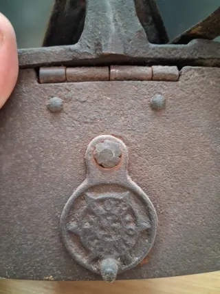 Plancha antigua carbón con cruz celta