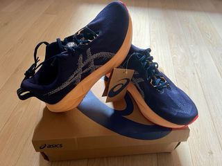 ASICS Novablast 5 Negro Naranja