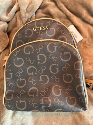 Mochila Guess Monogram Marrón y Beige